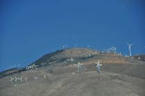 Milhares de moinhos aproveitando o vento que nunca para em Mojave, na Califórnia, nos Estados Unidos